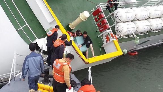 Imagen del capitán del Sewol (a la derecha en calzoncillos) siendo rescatado. 