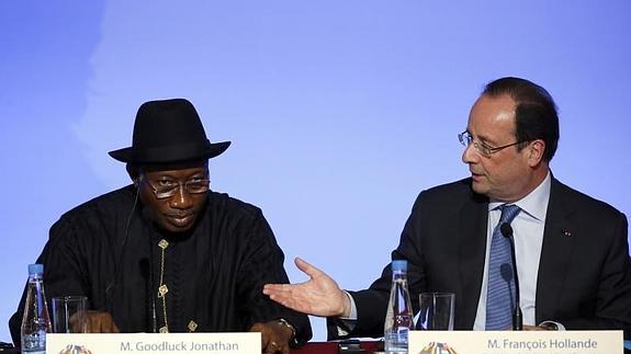 Hollande, junto a su homólogo nigeriano. 