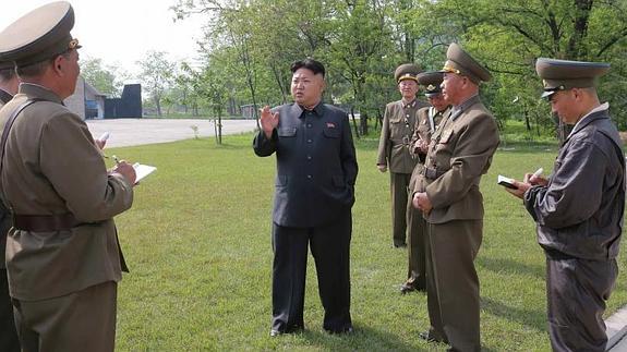 El líder norcoreano, Kim Jong-un (c), visita la unidad 447 de la Fuerza Aérea norcoreana. 