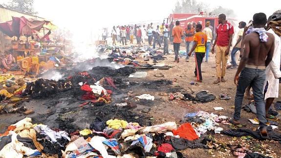 Destrozos provocados por la doble explosión en el mercado de Terminus, en Nigeria
