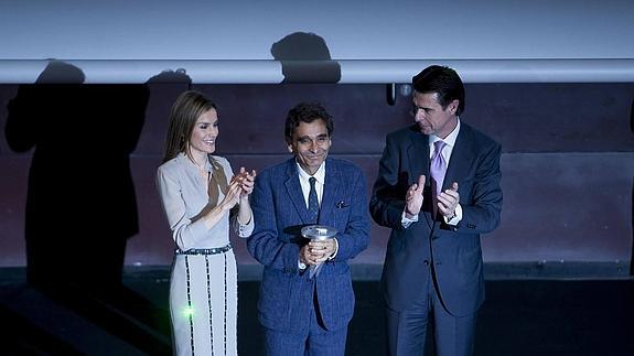 El diseñador Adolfo Domínguez, junto a Doña Letizia y José Manuel Soria .