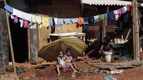 Dos niños en una favela. 
