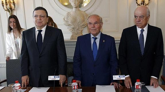 José Manuel Durao Barroso, César Nombela y Francisco González.