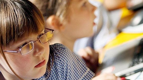 Niñas británicas en un curso de protección infantil en internet. 