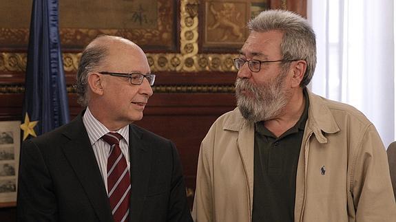 Cristóbal Montoro (i) conversa con Cándido Méndez. 