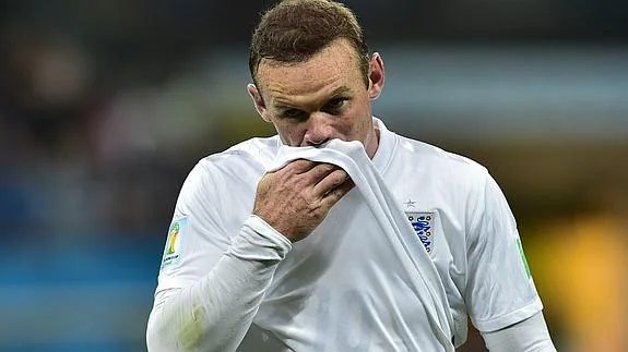 Rooney le lamenta durante el partido.  