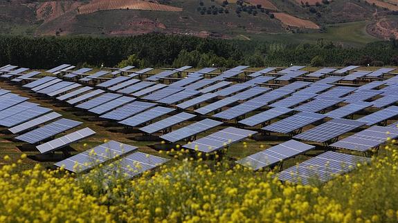 Instalación de placas solares en Uruñuela (La Rioja).