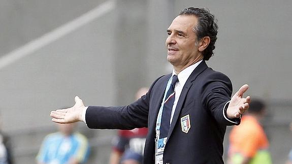 Prandelli se queja al árbitro. 