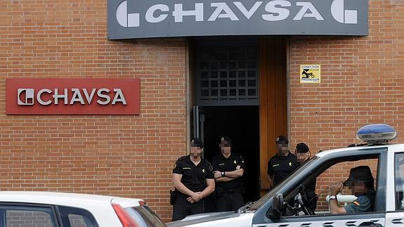 La Guardia Civil durante el registro de la empresa CHAVSA en Sevilla. 