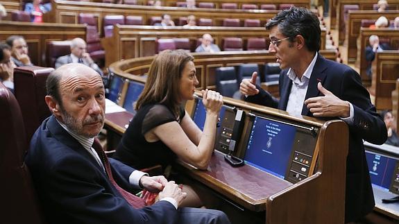 Eduardo Madina, con Soraya Rodríguez y Alfredo Pérez Rubalcaba en el Congreso.