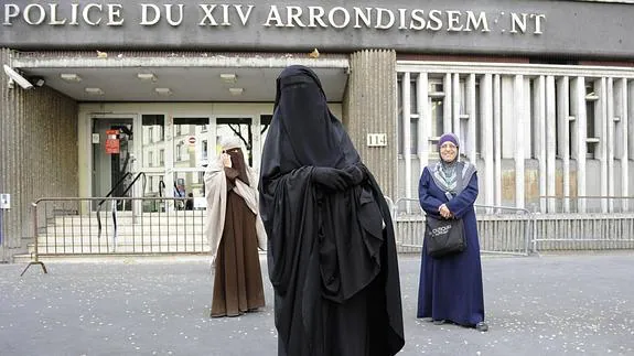 Una mujer francesa, con burka.