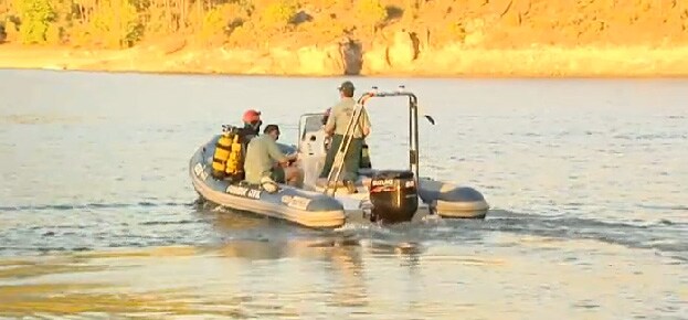 Agentes del Grupo Especial de Actividades Subacuáticas (GEAS) de la Guardia Civil buscan desde ayer al hombre. 