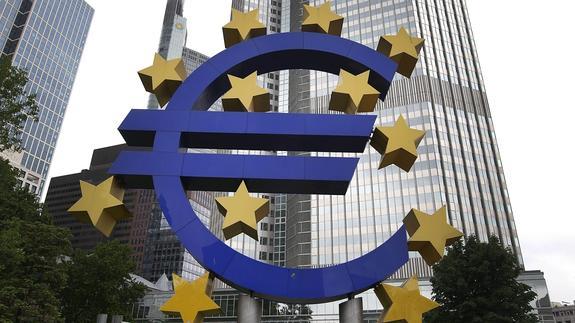 Símbolo del euro frente a la sede del Banco Central Europeo. 