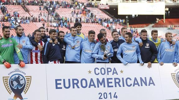 El Atlético de Madrid posa con el trofeo conquistado ante el San Jose Earthquakes. 