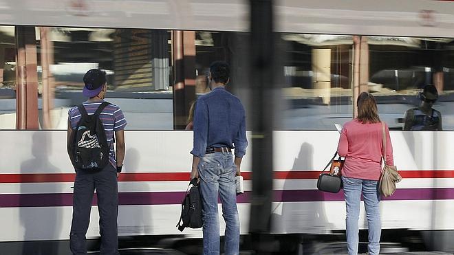 Varios pasajeros esperan en la estación de Chamartín, en Madrid.