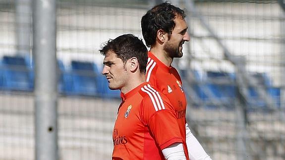 Casillas (i) y Diego López, en un entrenamiento. 