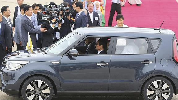 El Papa, en el coche que usó en Corea. 