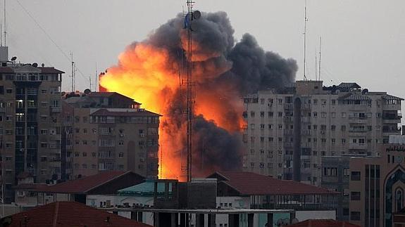 El bombardeo israelí destruye en un edificio en el centro de Gaza 