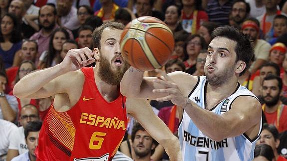 Sergio Rodríguez pelea por un balón.