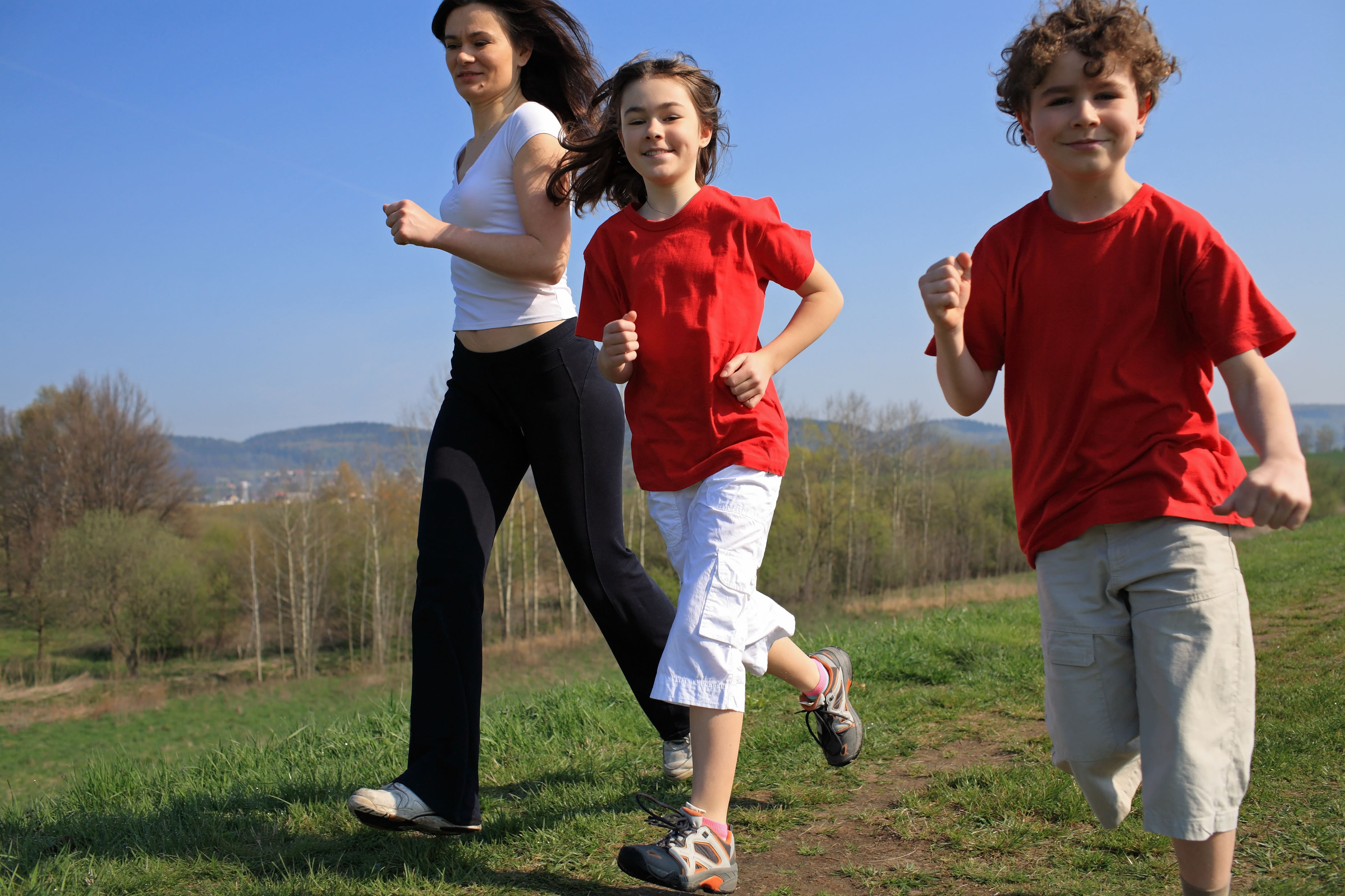 Una hora de ejercicio al día beneficia la salud de los niños.