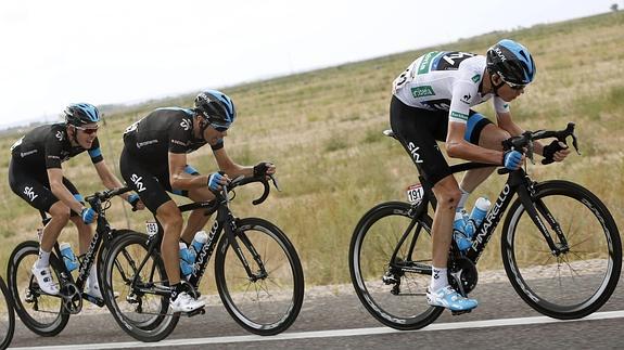 Froome encabeza el pelotón. 