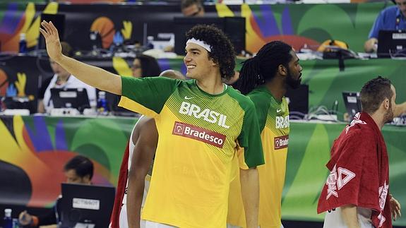 Anderson Varejao saluda a su afición tras vencer a Irán. 