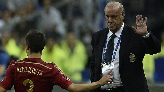 Azpilicueta (i) y Del Bosque. 