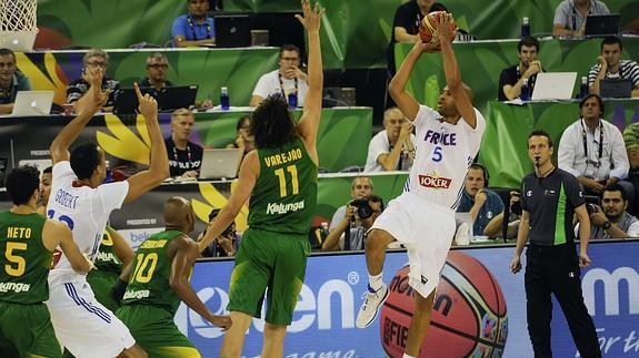 El francés Batum lanza ante el brasileño Varejao. 