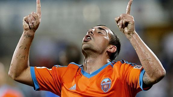 Paco Alcacer celebra un gol ante el Getafe 