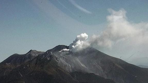El volcán Ontake, en plena erupción.  