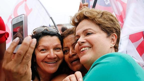 Rousseff se toma una foto con simpatizantes 