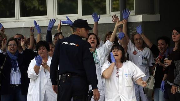 Decenas de profesionales sanitarios durante la protesta que han protagonizado a las puertas del Hospital Carlos III de Madrid 