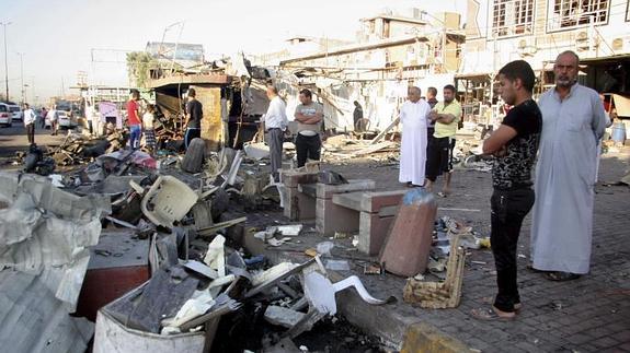 El lugar donde ha explotado un coche bomba en el distrito de Sadr en Bagdad 