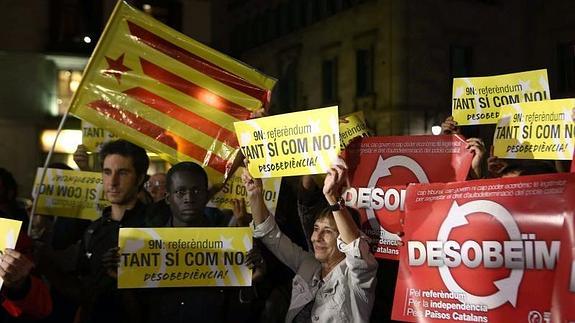 Simpatizantes y militantes de la CUP (Candidatura d'Unitat Popular), durante la concentración convocada en la plaza de Sant Jaume de Barcelona 