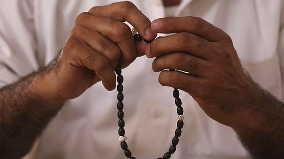 Condenado en Dubái un pakistaní que escondía droga en rosarios y alfombras para rezar