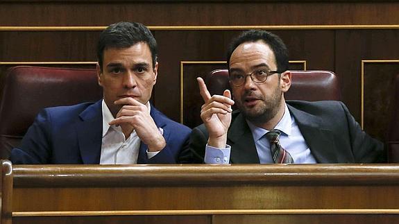 El líder del PSOE, Pedro Sánchez (i), y el portavoz socialista, Antonio Hernando (d) 