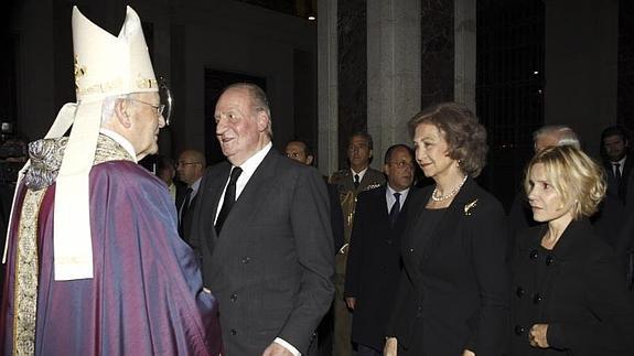 Los reyes Juan Carlos y Sofía junto Eugenia Martínez de Irujo, hija de la duquesa de Alba. 