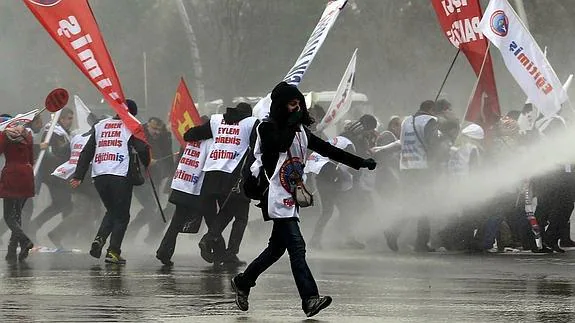 La Policía dispersa a los manifestantes.