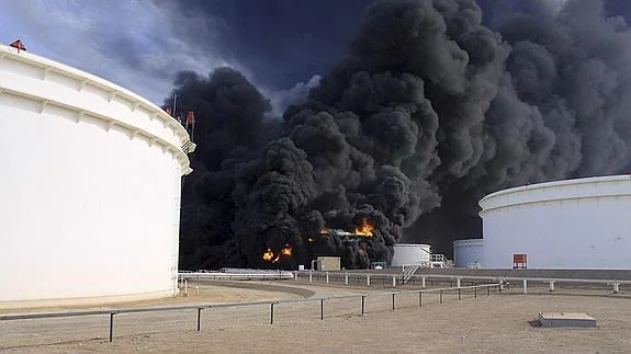 Columna de humo tras el incendio de una refinería en Libia. 