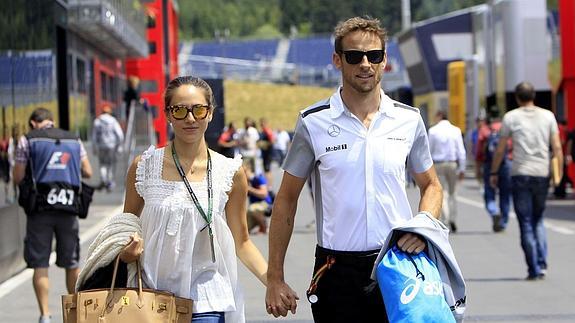 Jenson Button y Jessica Michibata. 