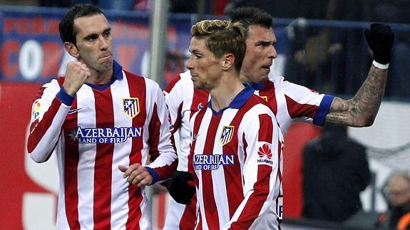 Godín (i) Torres (c) y Mandzukic celebran el gol del croata contra el Granada. 