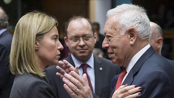 Federica Mogherini habla con José Manuel García-Margallo. 