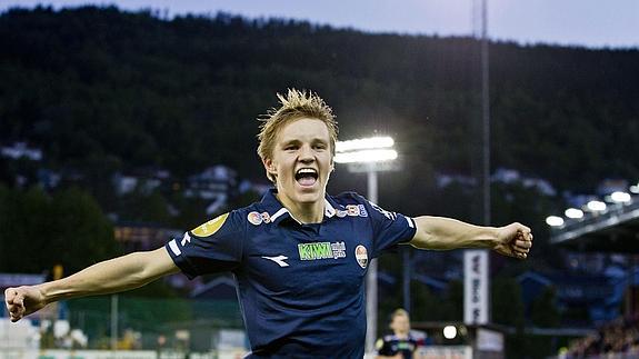 Odegaard celebra un gol con el Stromsgodset. 