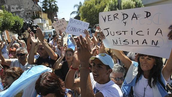 Un grupo de manifestantes pide justicia en el funeral de Nisman.