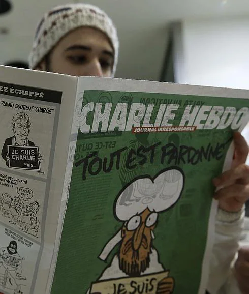Un joven leyendo el último ejemplar de la revista 'Charlie Hebdo'. 
