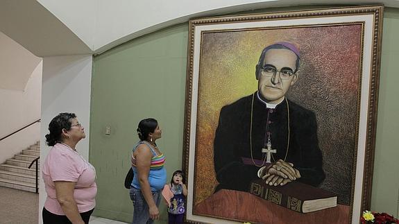 Un mural recuerda a monseñor Romero en San Salvador.