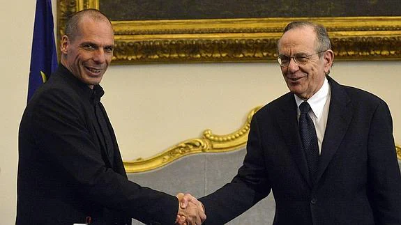 El ministro griego de Finanzas saluda a su homólogo italiano. 