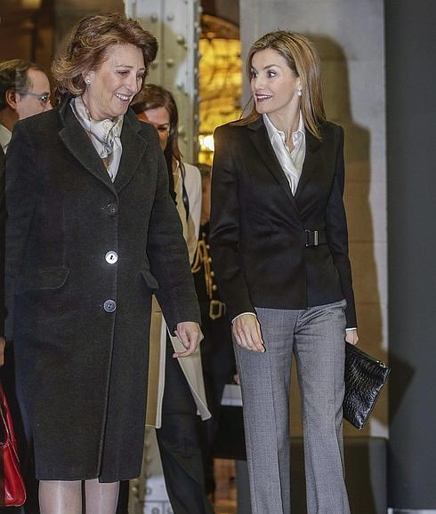 La Reina doña Letizia, junto a la presidenta de la Asociación Española Contra el Cáncer (AECC), Isabel Oriol.  