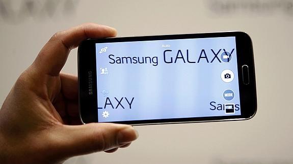 Un usuario sostiene un móvil de Samsung 