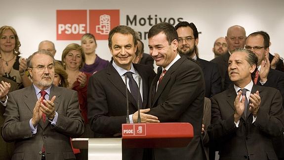 José Luis Rodríguez Zapataero (2 i.) y Tomás Gómez (3 i.), en una imagen de archivo.